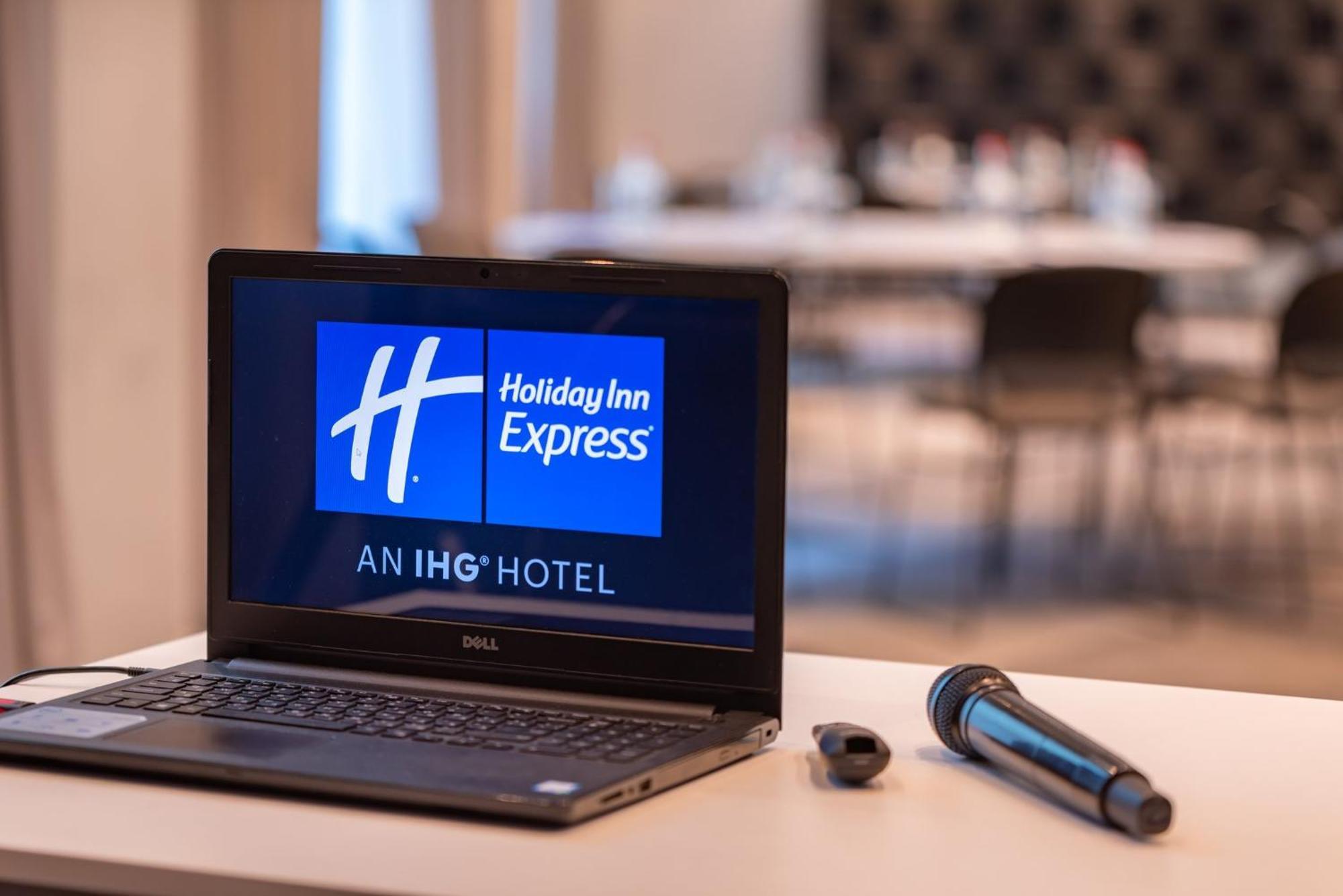 Holiday Inn Express - Yerevan, An Ihg Hotel Buitenkant foto