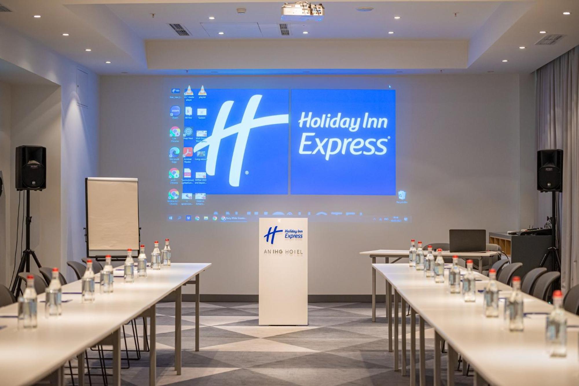 Holiday Inn Express - Yerevan, An Ihg Hotel Buitenkant foto